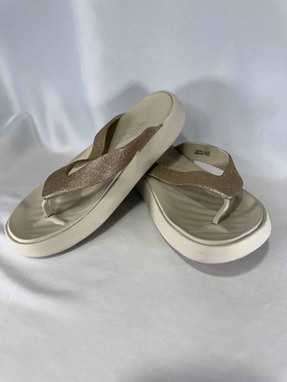 Crocs Sloane Women’s 8 Chai Gold Glitter Platform Flip Flop Sandals
